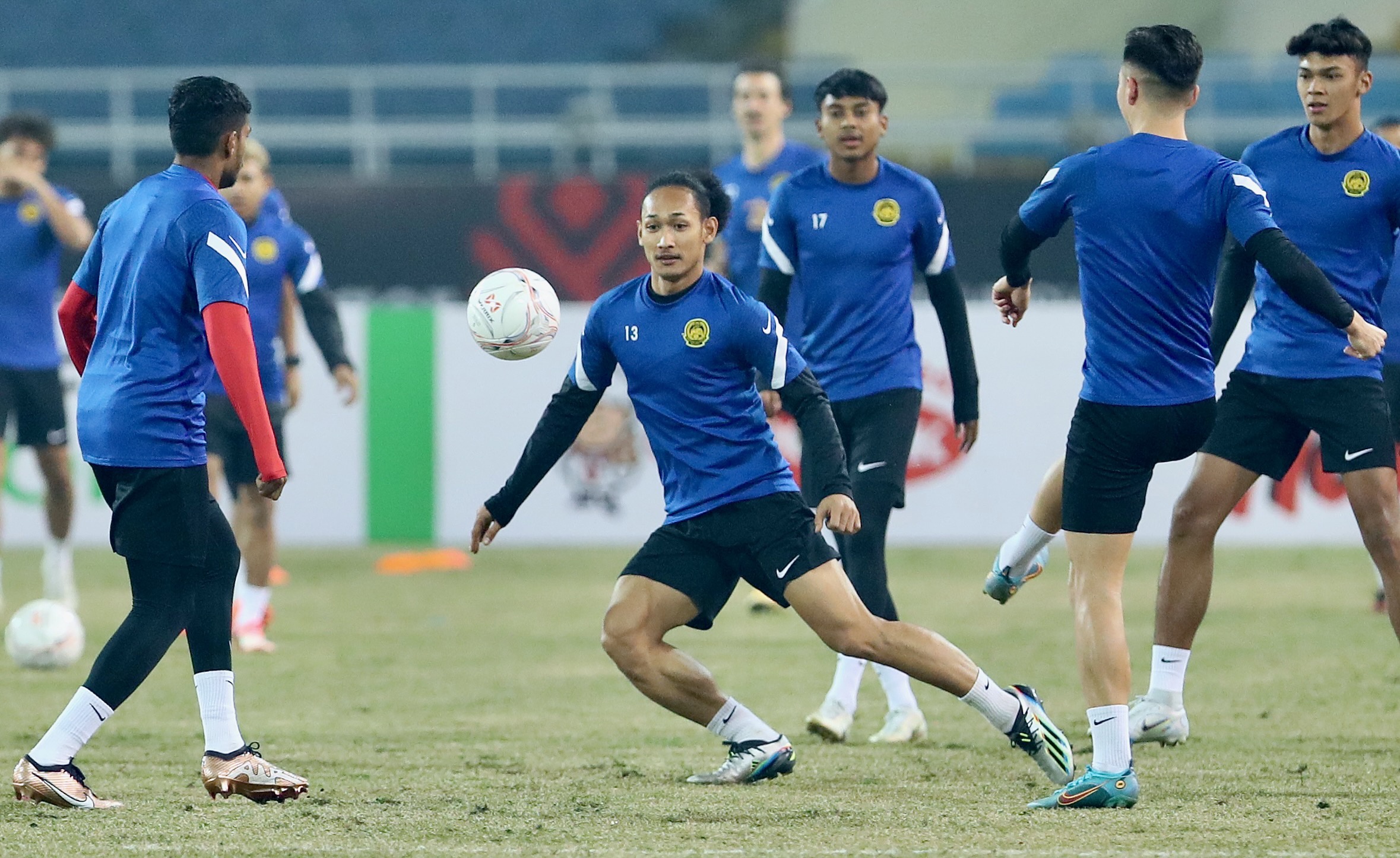 Tuyen Malaysia hung khoi lam quen san My Dinh hinh anh