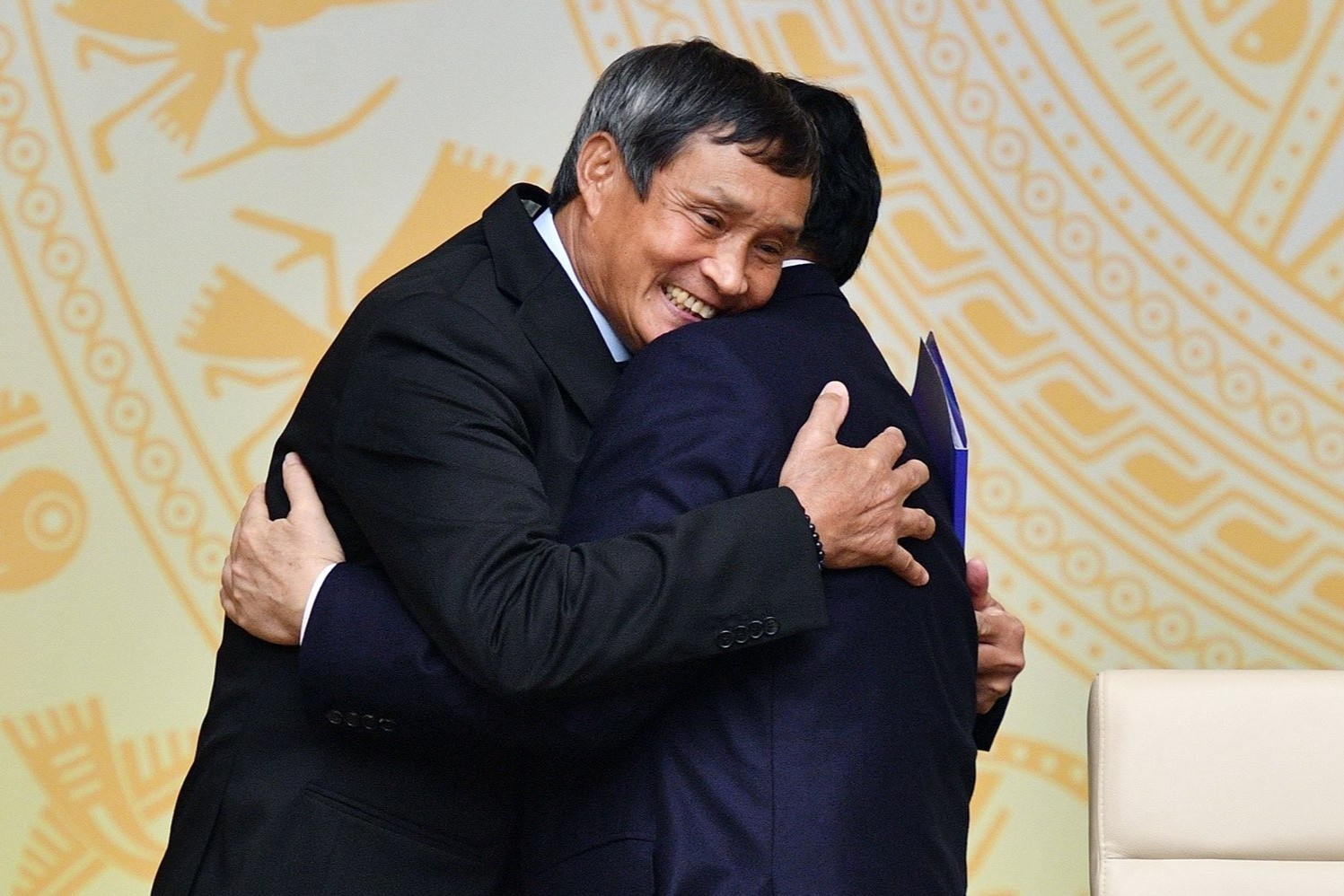 HLV Mai Duc Chung nhan danh hieu Anh hung Lao dong hinh anh