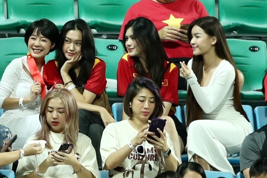 Ban gai Van Hau va Van Lam den san co vu tuyen Viet Nam hinh anh