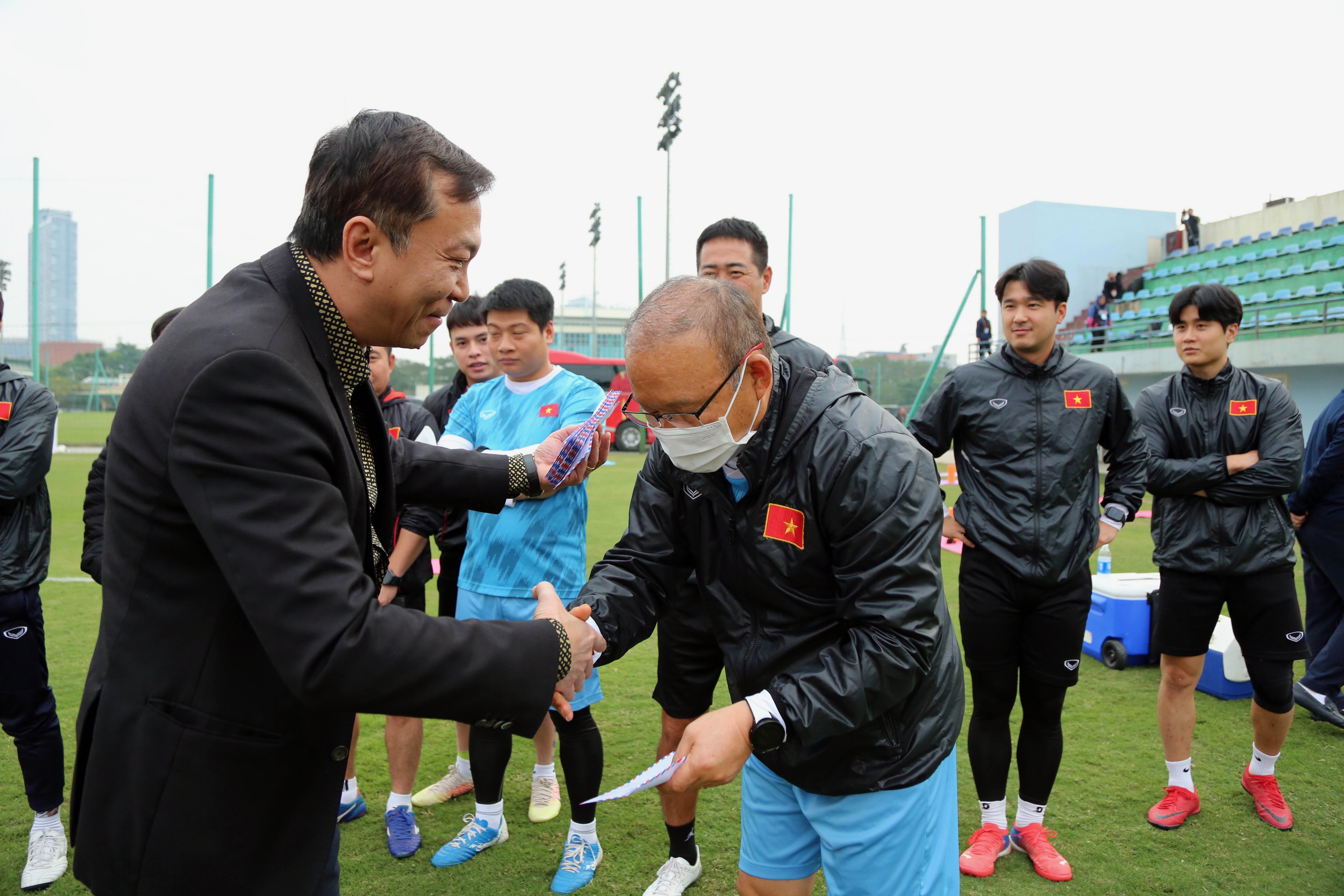 Tuyen Viet Nam duoc li xi o buoi tap dau tien dip nam moi hinh anh