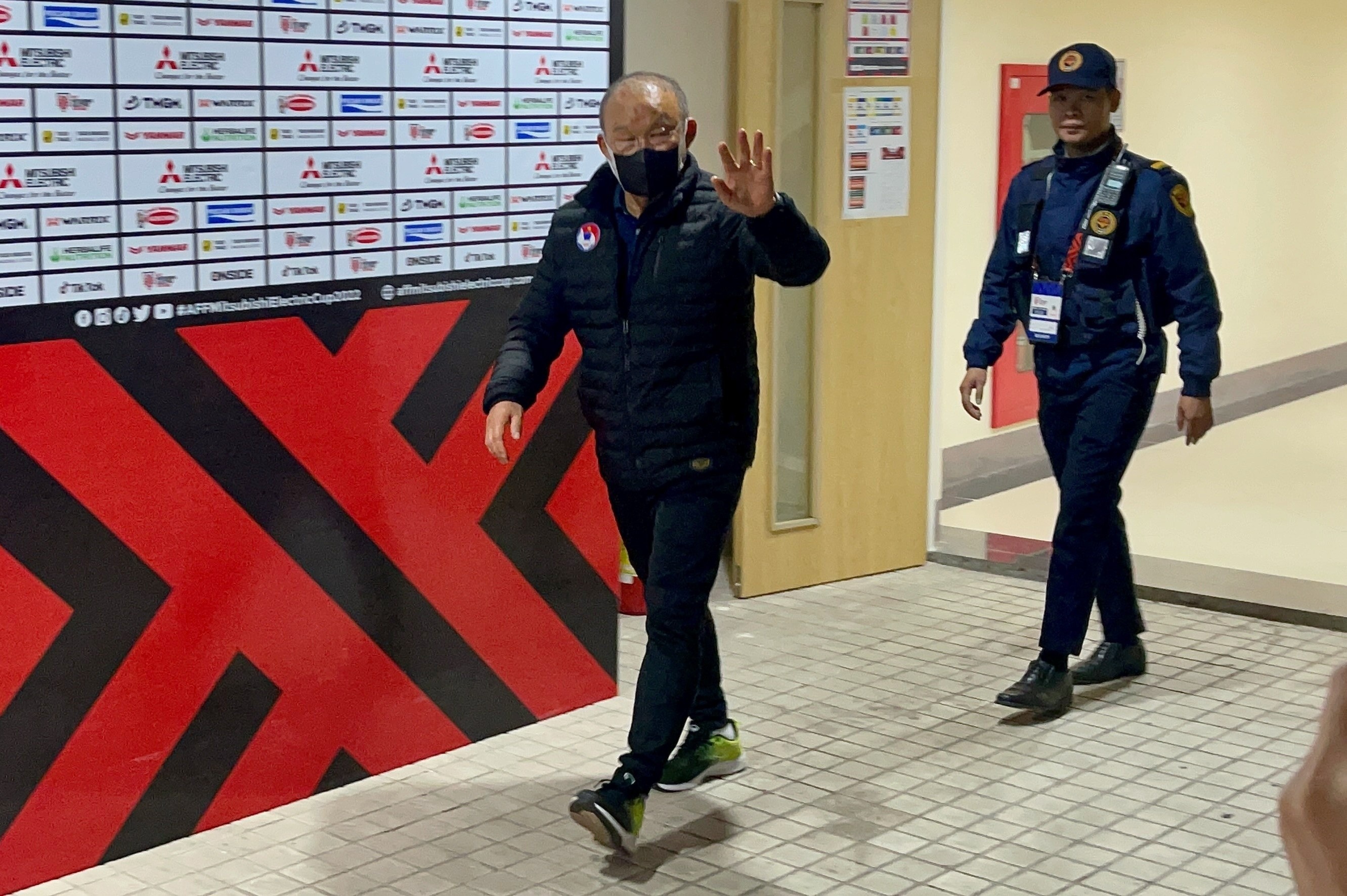 Tuyen Viet Nam voi va ra san bay trong dem hinh anh