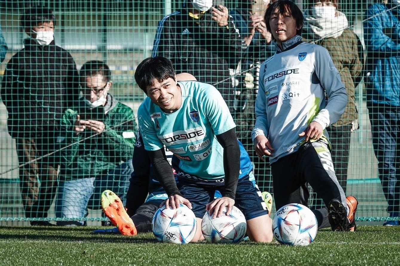 Cong Phuong tap buoi dau o CLB Yokohama hinh anh