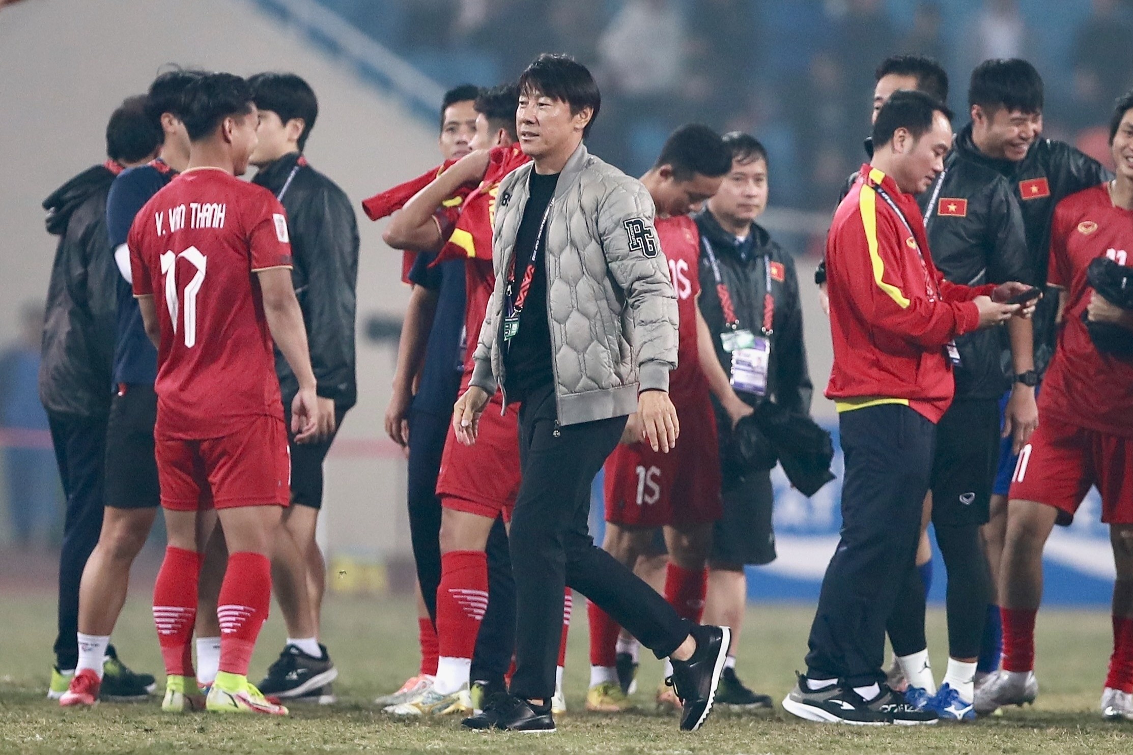 HLV Shin Tae-yong vao san chuc mung tuyen Viet Nam hinh anh