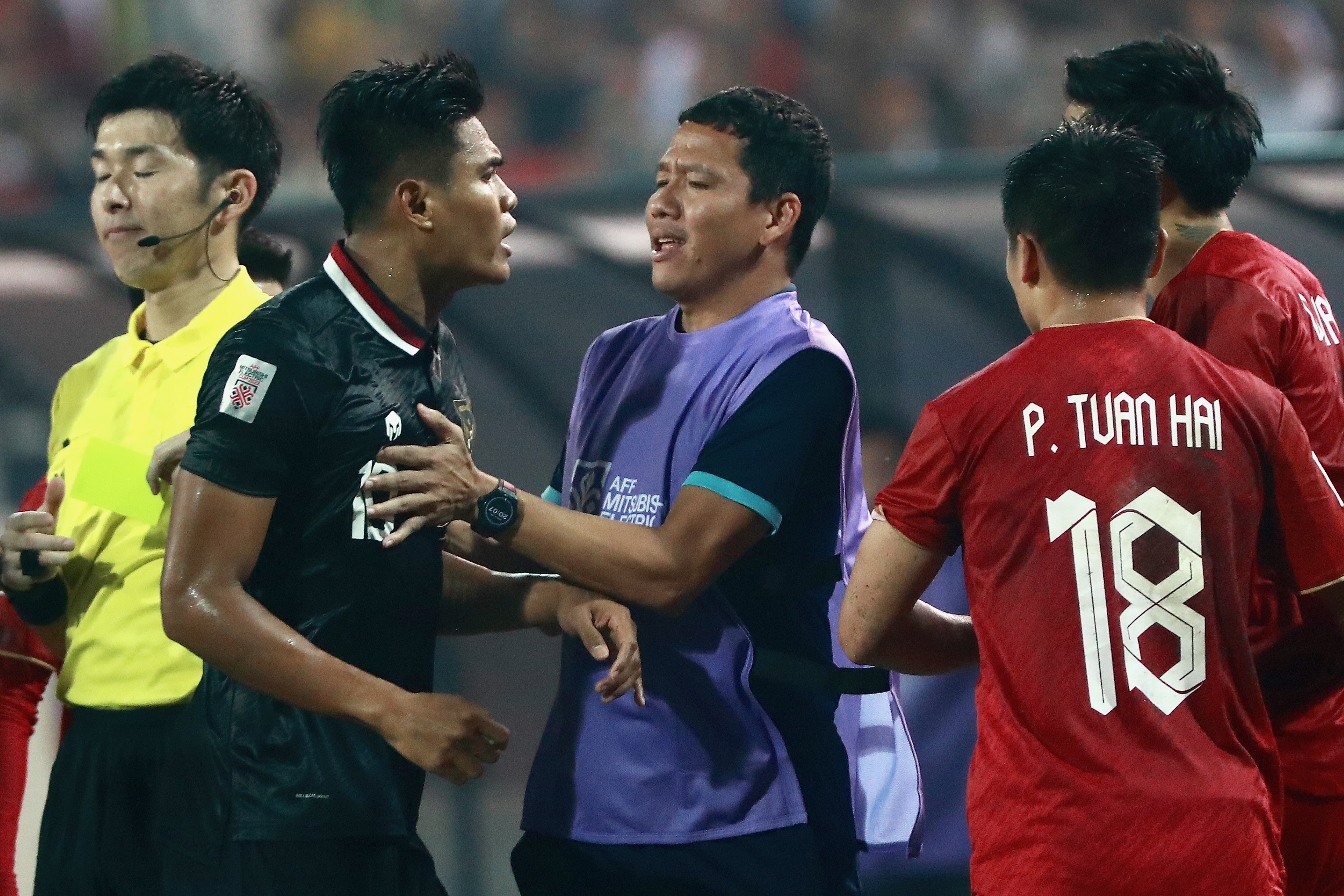 Anh Duc vao san giup Bui Tien Dung o tran Indonesia hinh anh