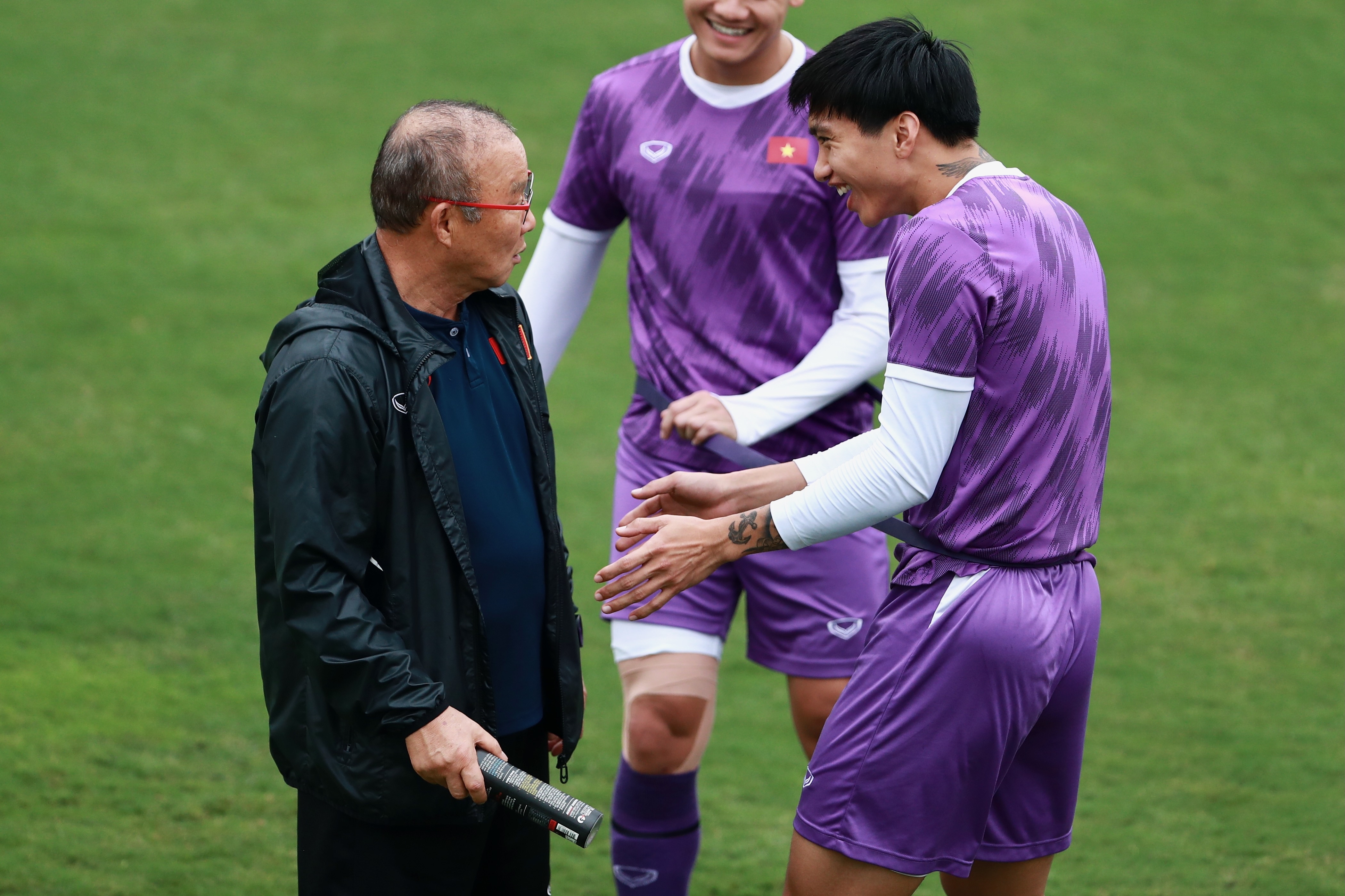 HLV Park dua gion voi hoc tro trong buoi tap hinh anh