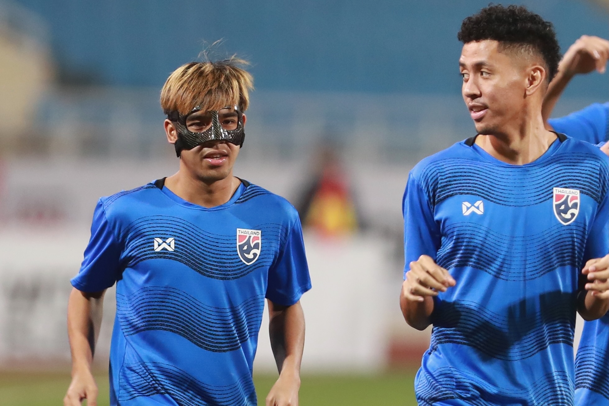 Tuyen thu Thai Lan loay hoay voi chiec mat na hinh anh