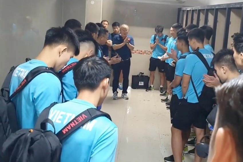 Khong khi phong thay do tuyen Viet Nam sau tran thua Thai Lan hinh anh