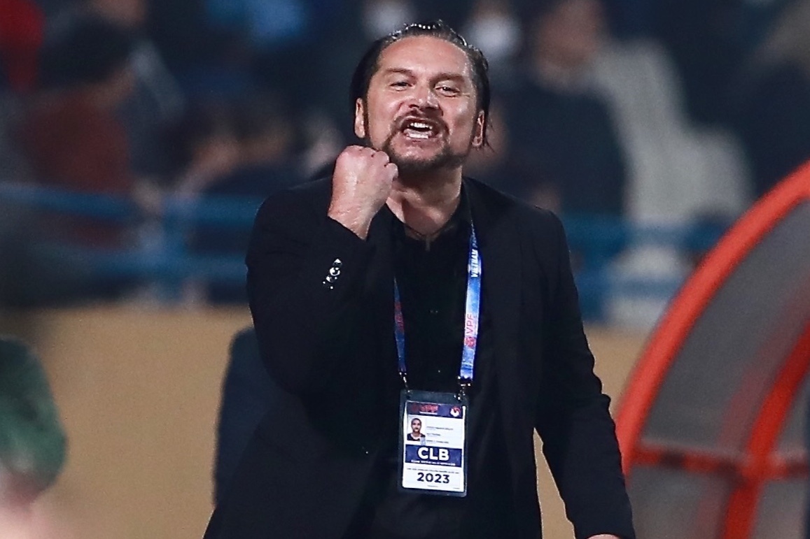 HLV Popov: 'Cac san o V.League xau qua' hinh anh