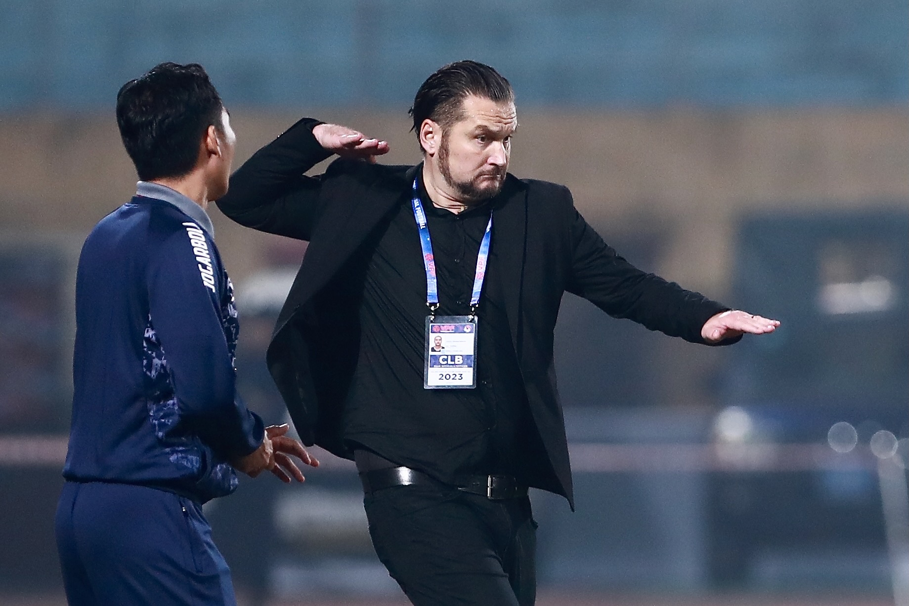 Phong cach chi dao mau lua cua HLV doi Thanh Hoa hinh anh