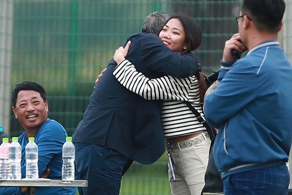 Huynh Nhu hanh phuc khi gap lai HLV Mai Duc Chung hinh anh