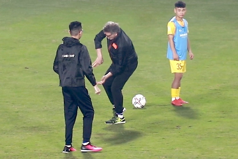 Nhung dong tac chi dao ngo nghinh cua HLV Troussier hinh anh