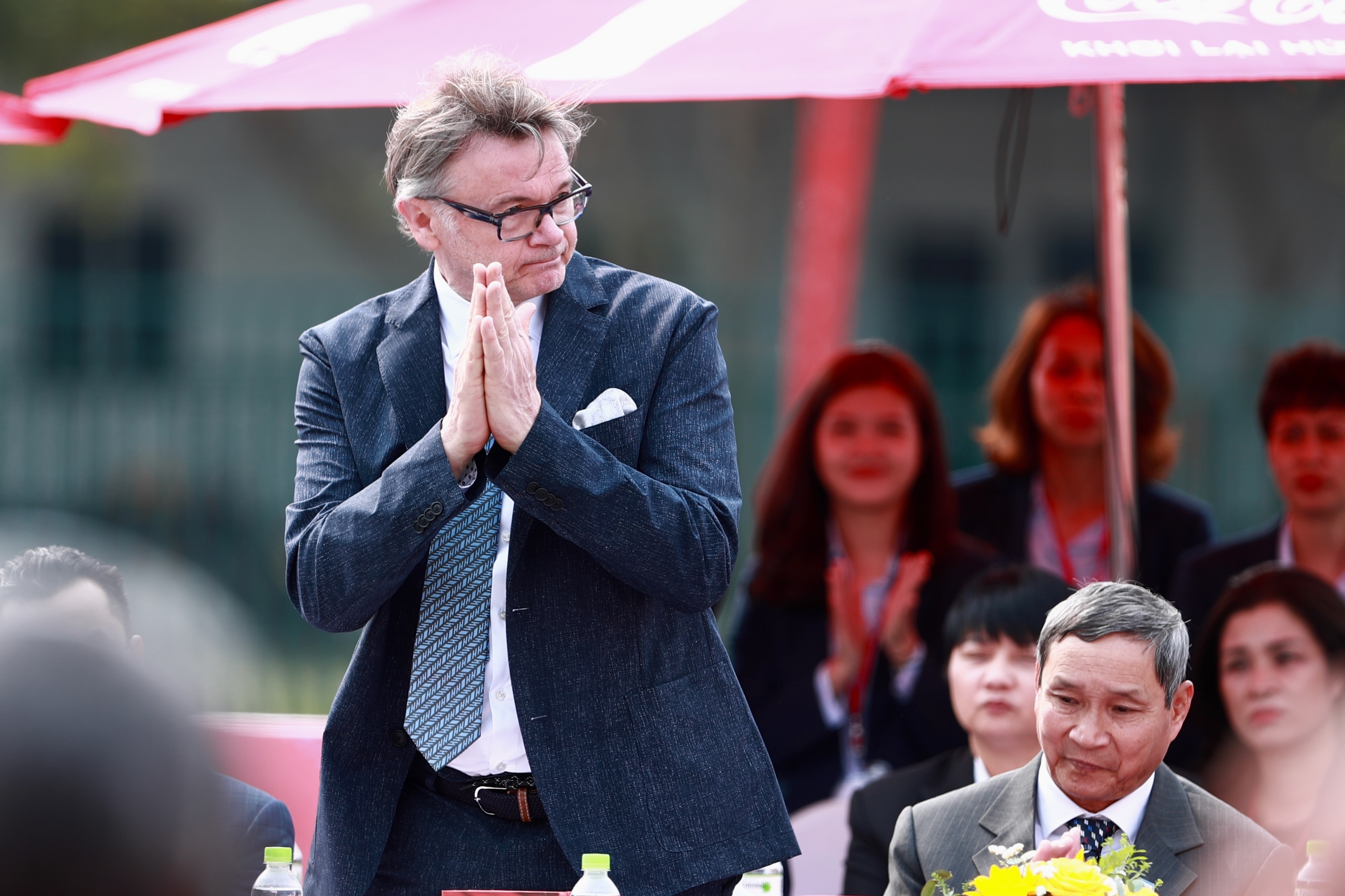 HLV Troussier xin loi hinh anh