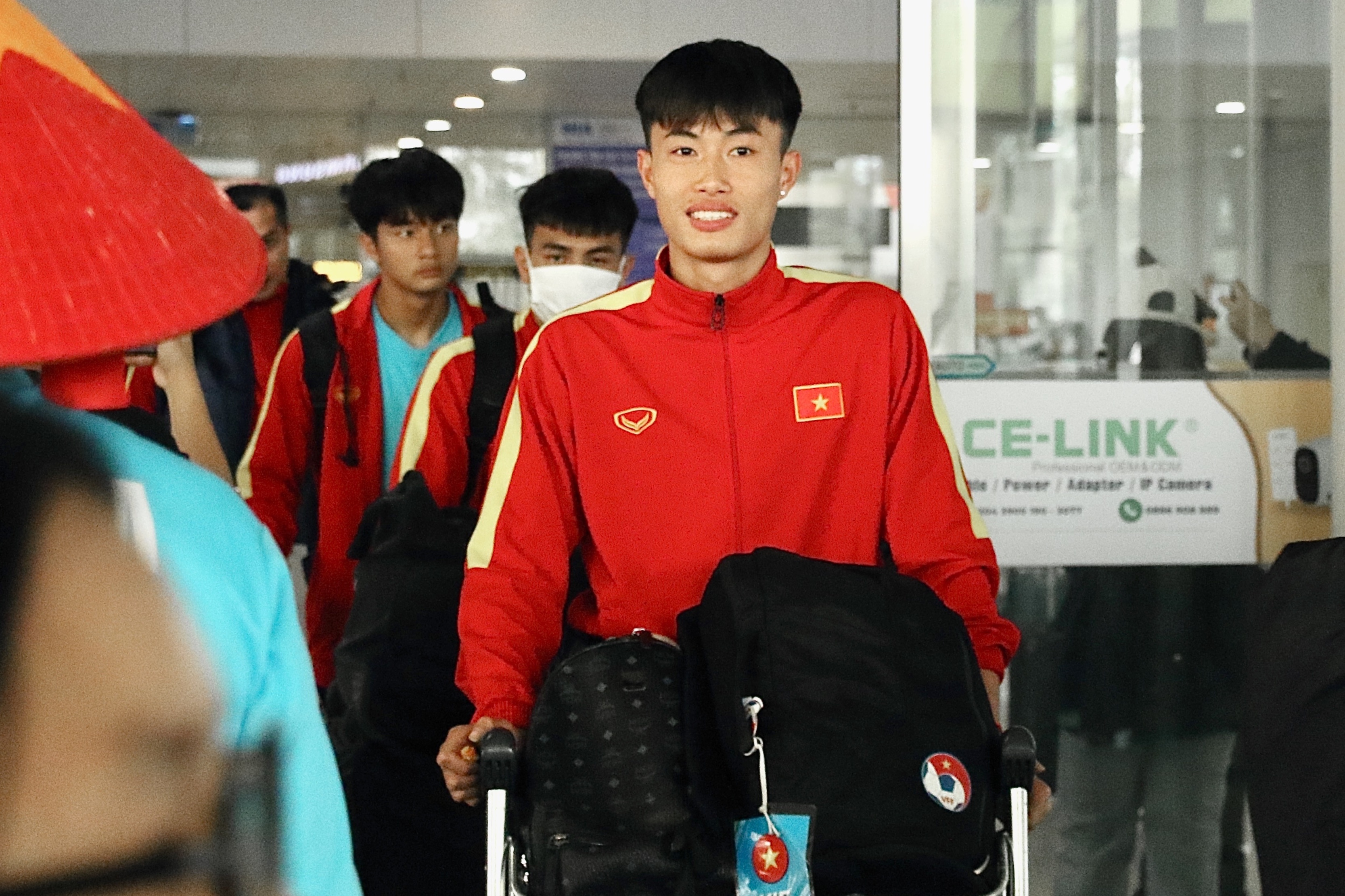 U20 Viet Nam tro ve sau hanh trinh hon 30 tieng hinh anh