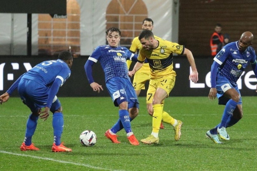 Quang Hai du bi trong chien thang cua CLB Pau hinh anh