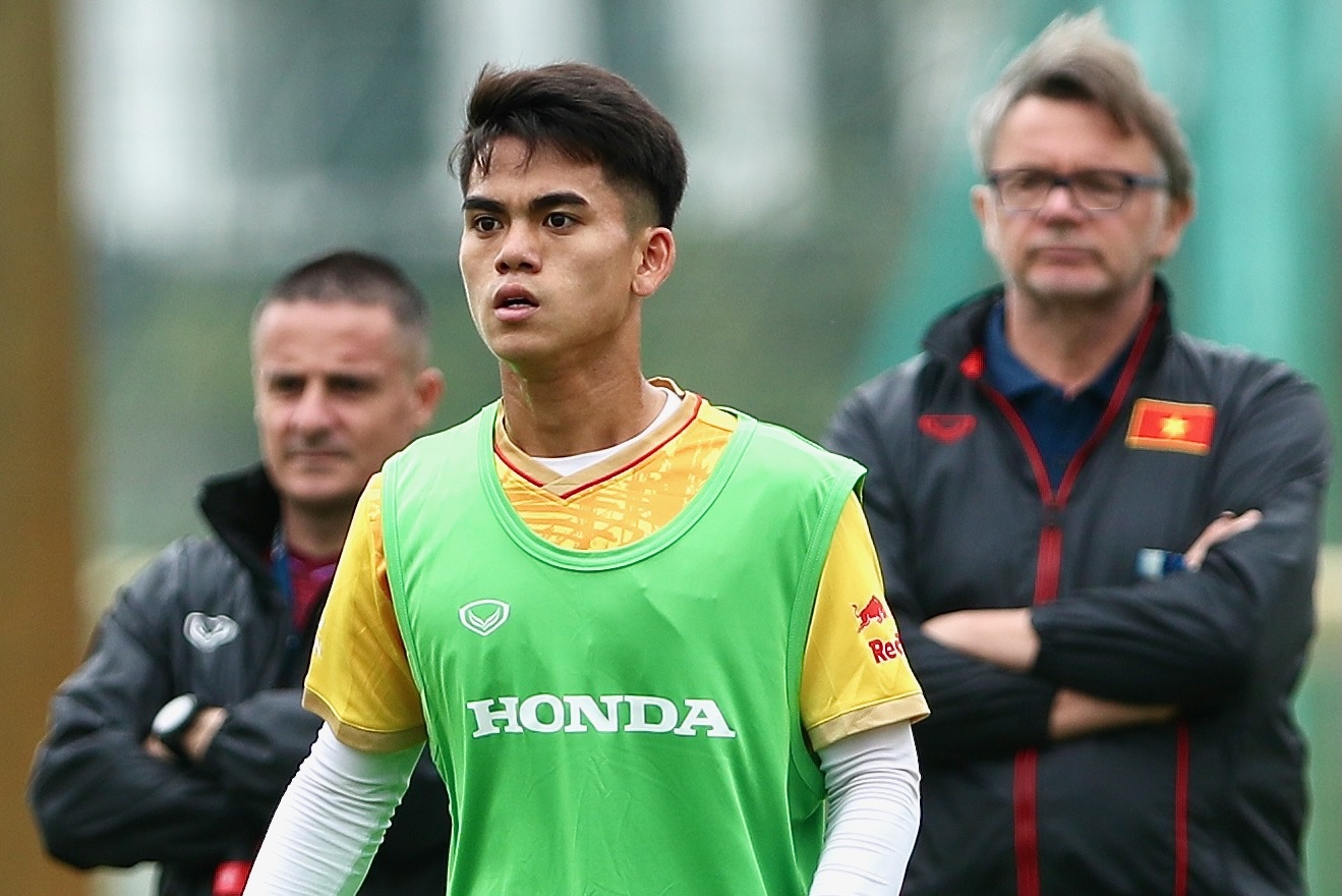 4 cau thu U20 Viet Nam lan dau lam viec voi HLV Troussier o doi U23 hinh anh