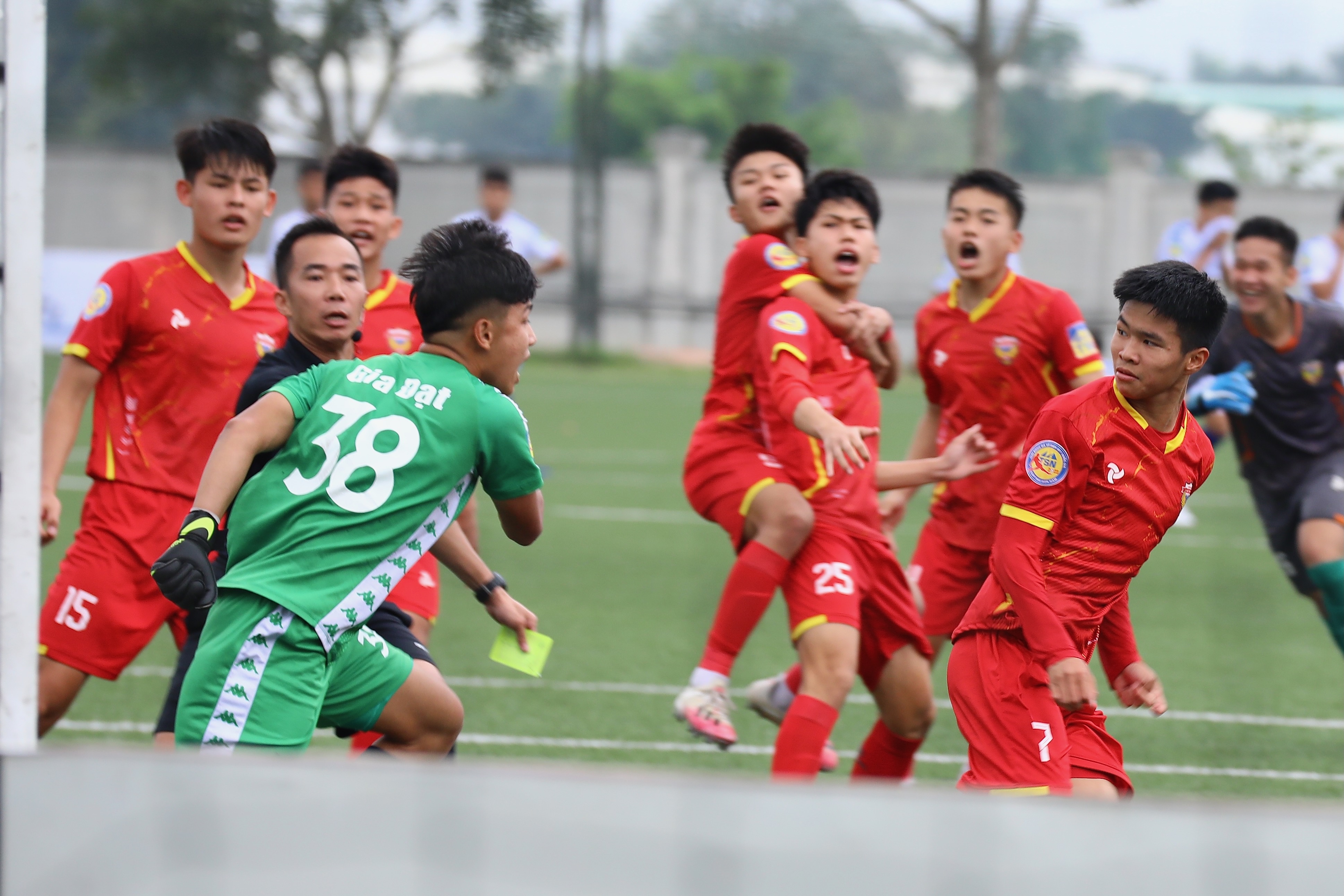 Cau thu suyt au da sau man luan luu o giai U17 Quoc gia hinh anh