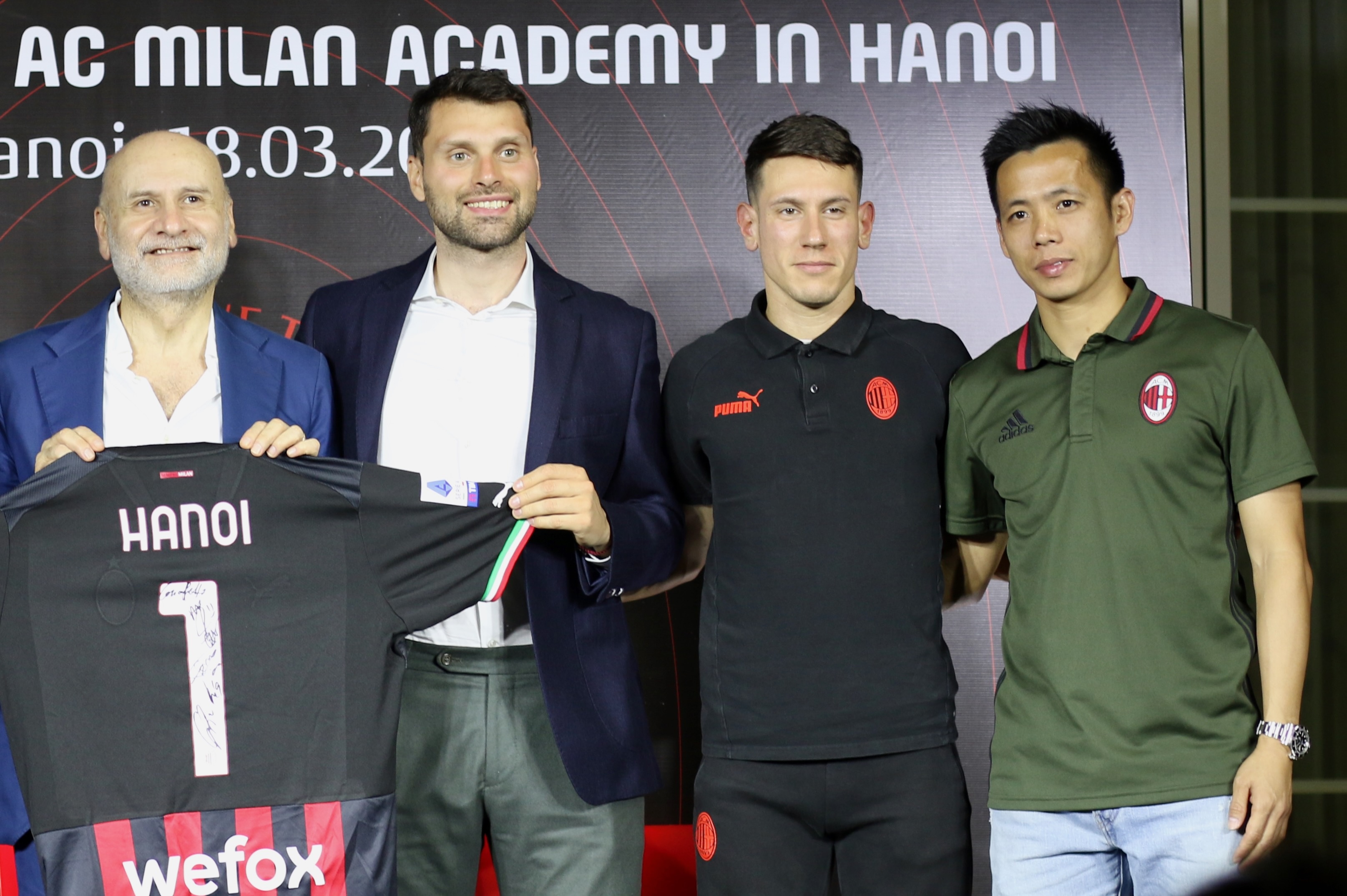 AC Milan lap hoc vien o Viet Nam hinh anh