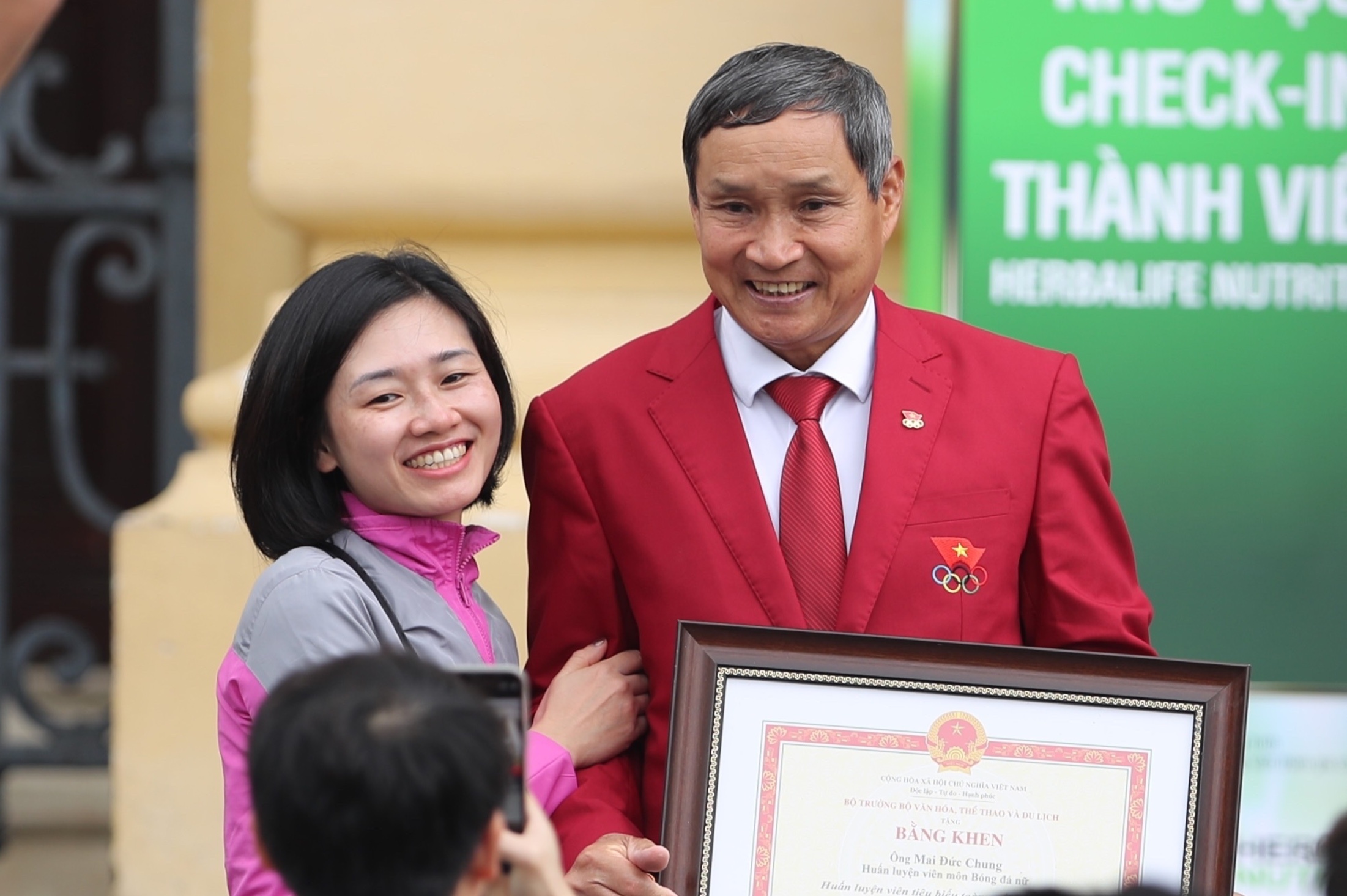 Hung Dung va HLV Mai Duc Chung duoc vinh danh hinh anh