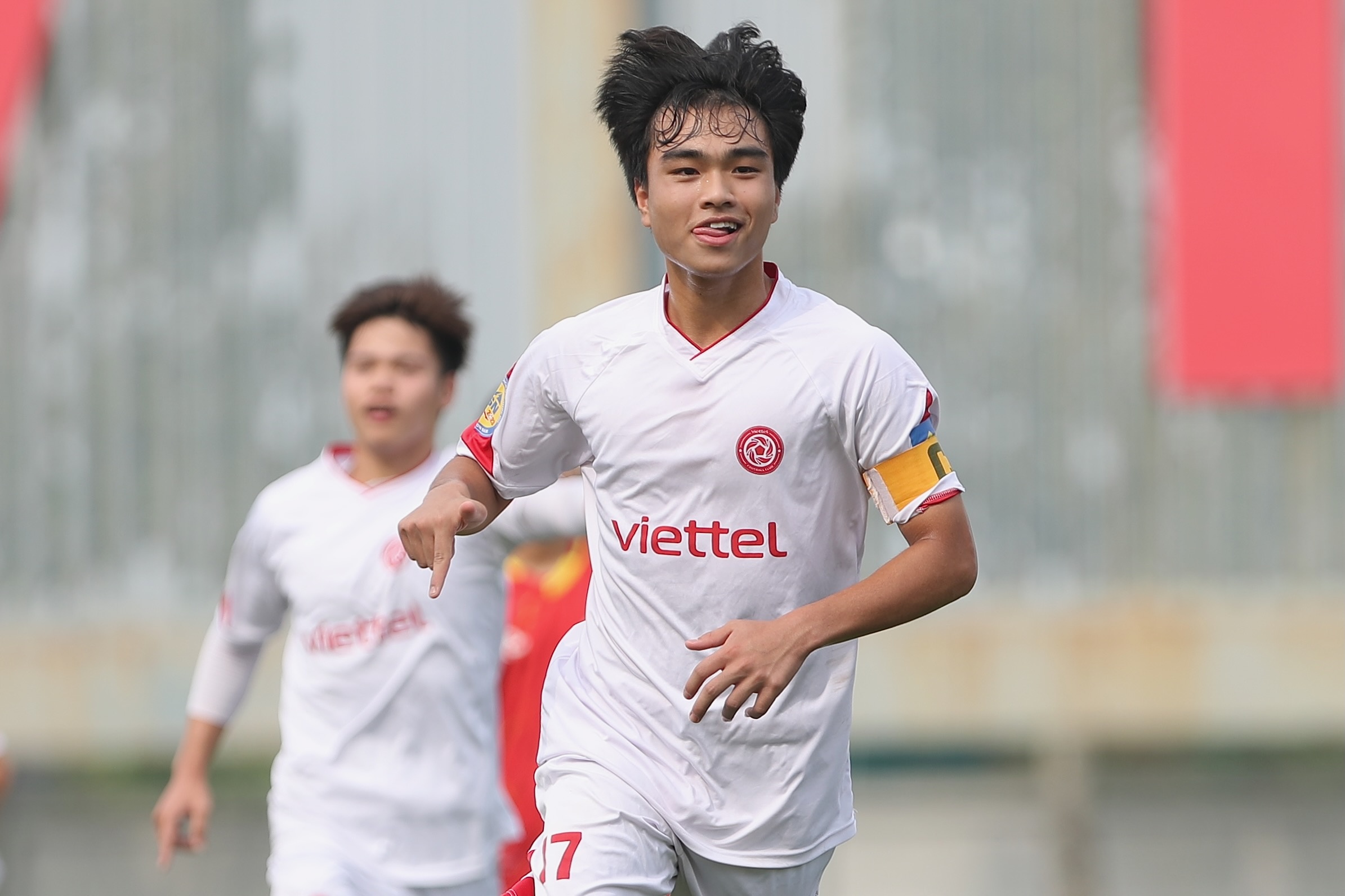 HLV Hoang Anh Tuan chung kien U17 Viettel vo dich giai quoc gia hinh anh