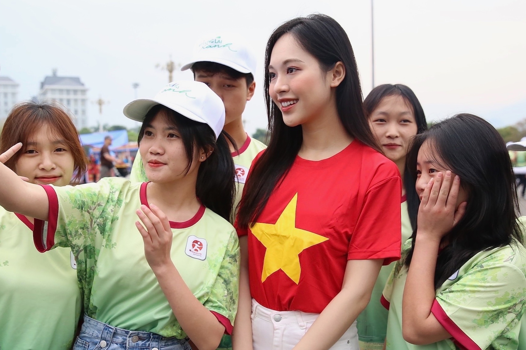 Dan nguoi dep ham nong giai chay marathon VDQG hinh anh