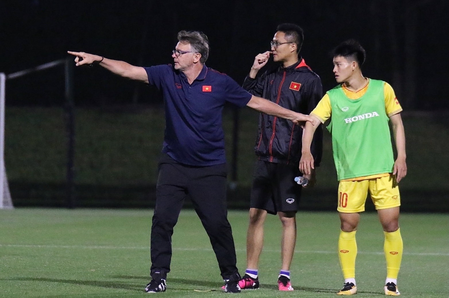 HLV Troussier khat khe voi hoc tro truoc tran gap UAE hinh anh