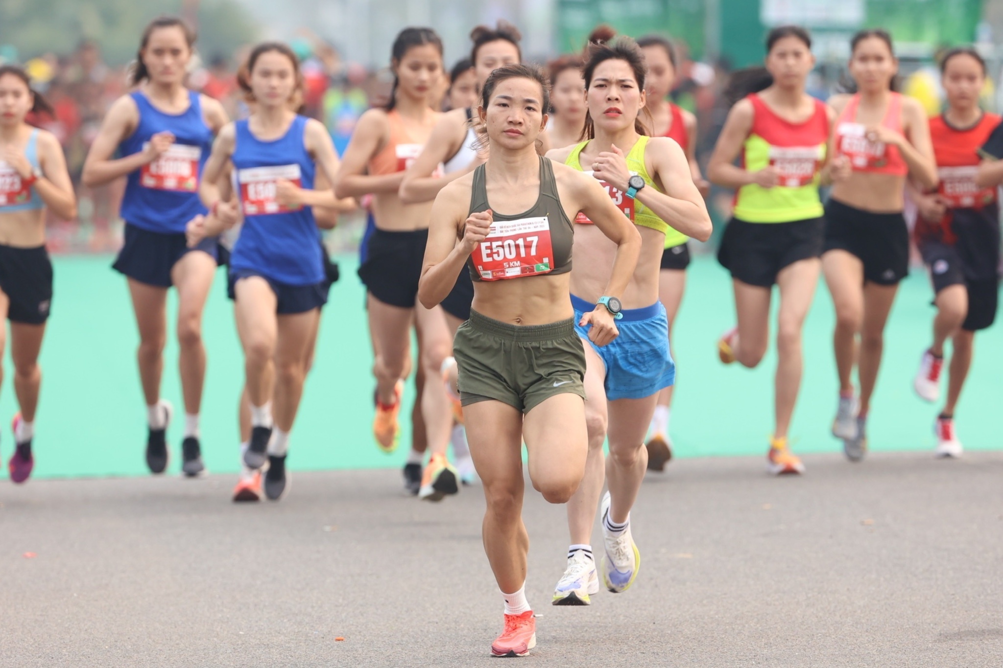 Nguyen Thi Oanh, Pham Thi Hong Le vo doi o giai VDQG marathon 2023 hinh anh