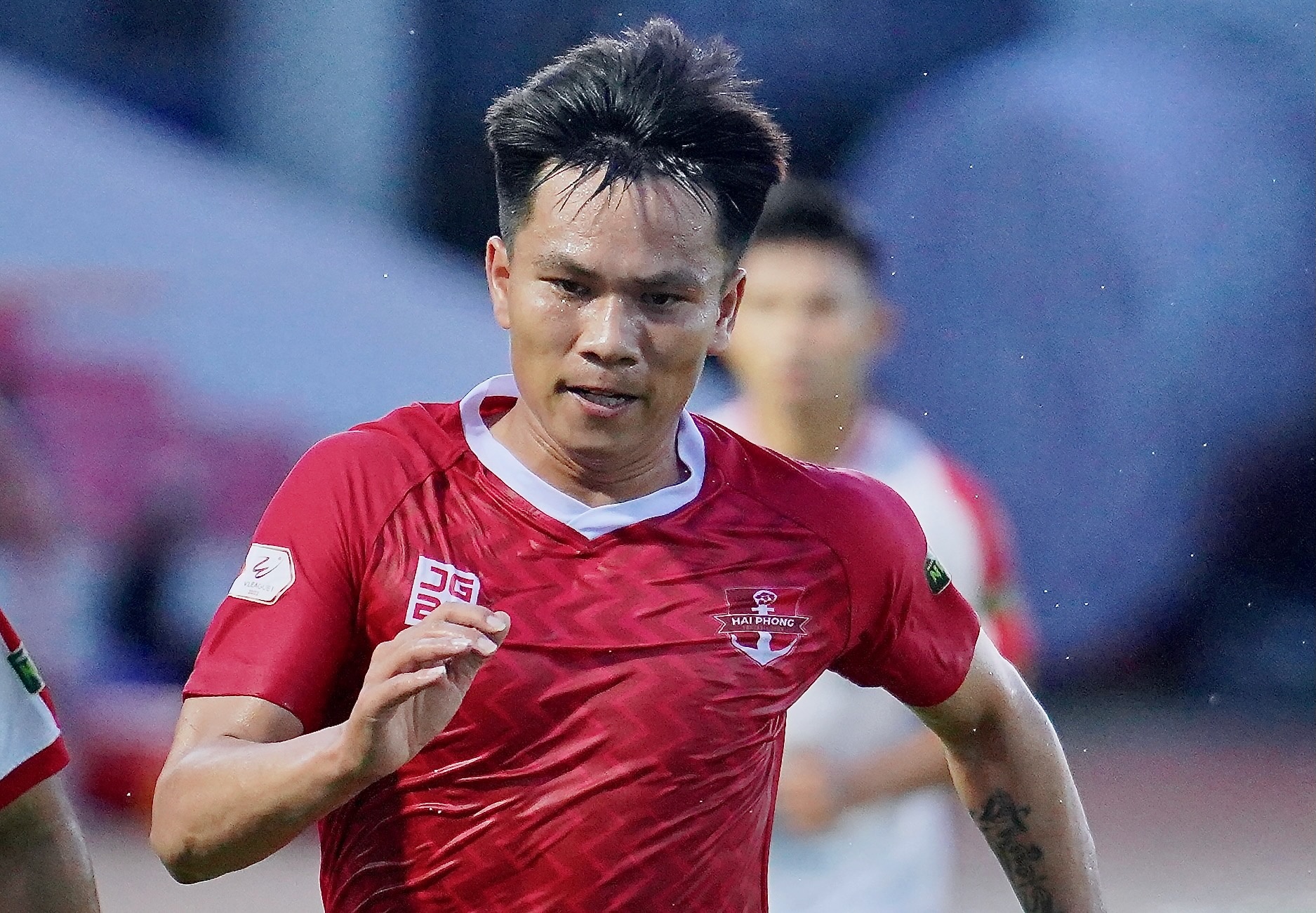 Cau thu Hai Phong phai khau hon 10 mui sau pha vao bong cua Huu Tuan hinh anh