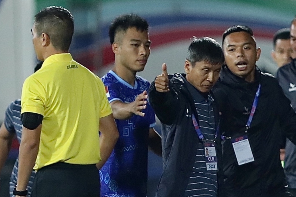 HLV Khanh Hoa buc xuc voi trong tai hinh anh