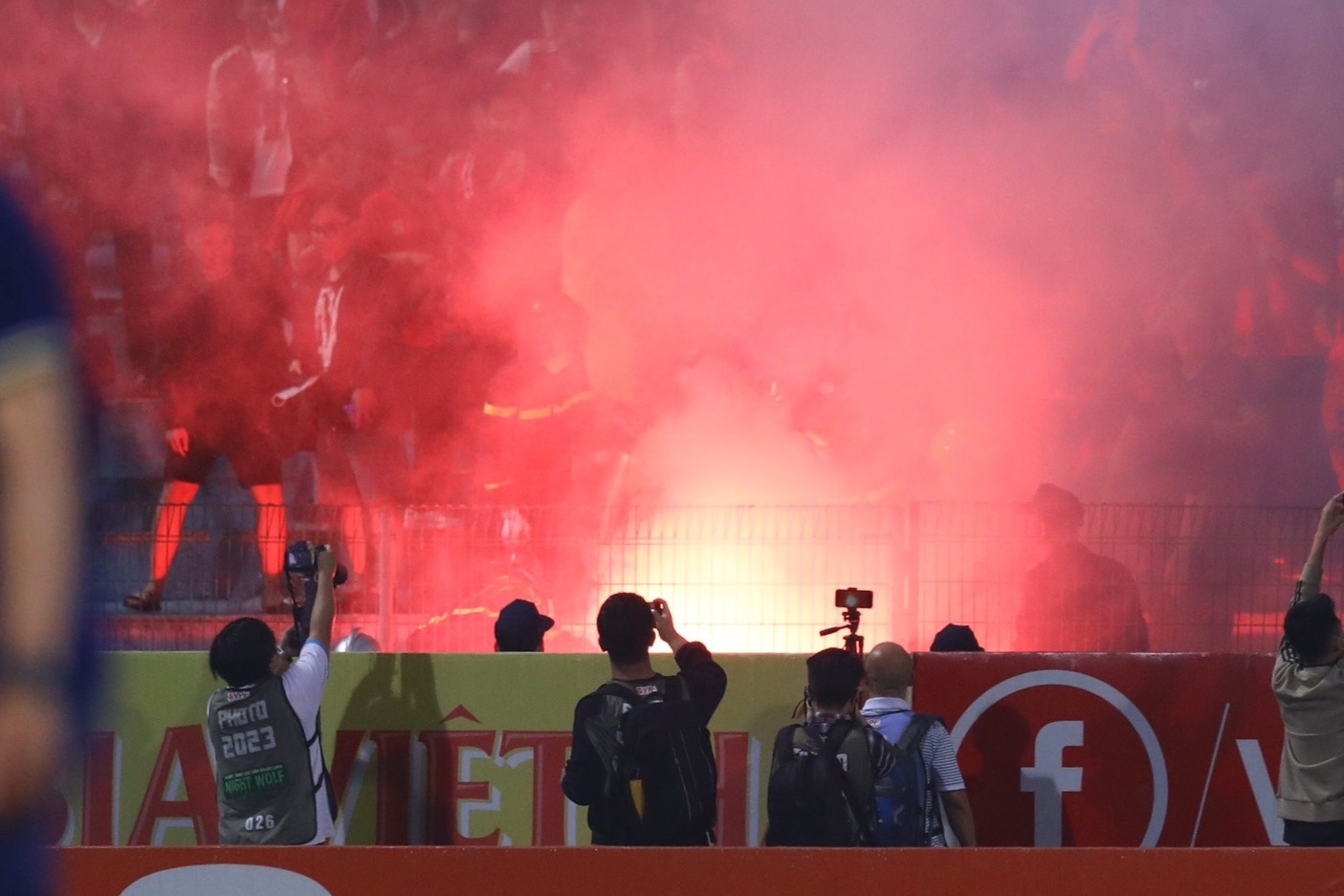 CLB Ha Noi bi phat vi de CDV dot phao sang hinh anh