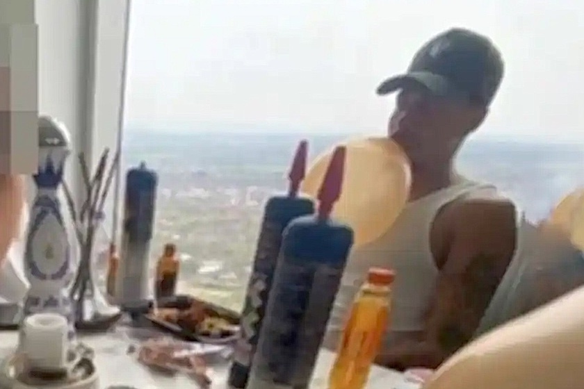 Dele Alli tiec tung thau dem truoc khi len ban mo hinh anh