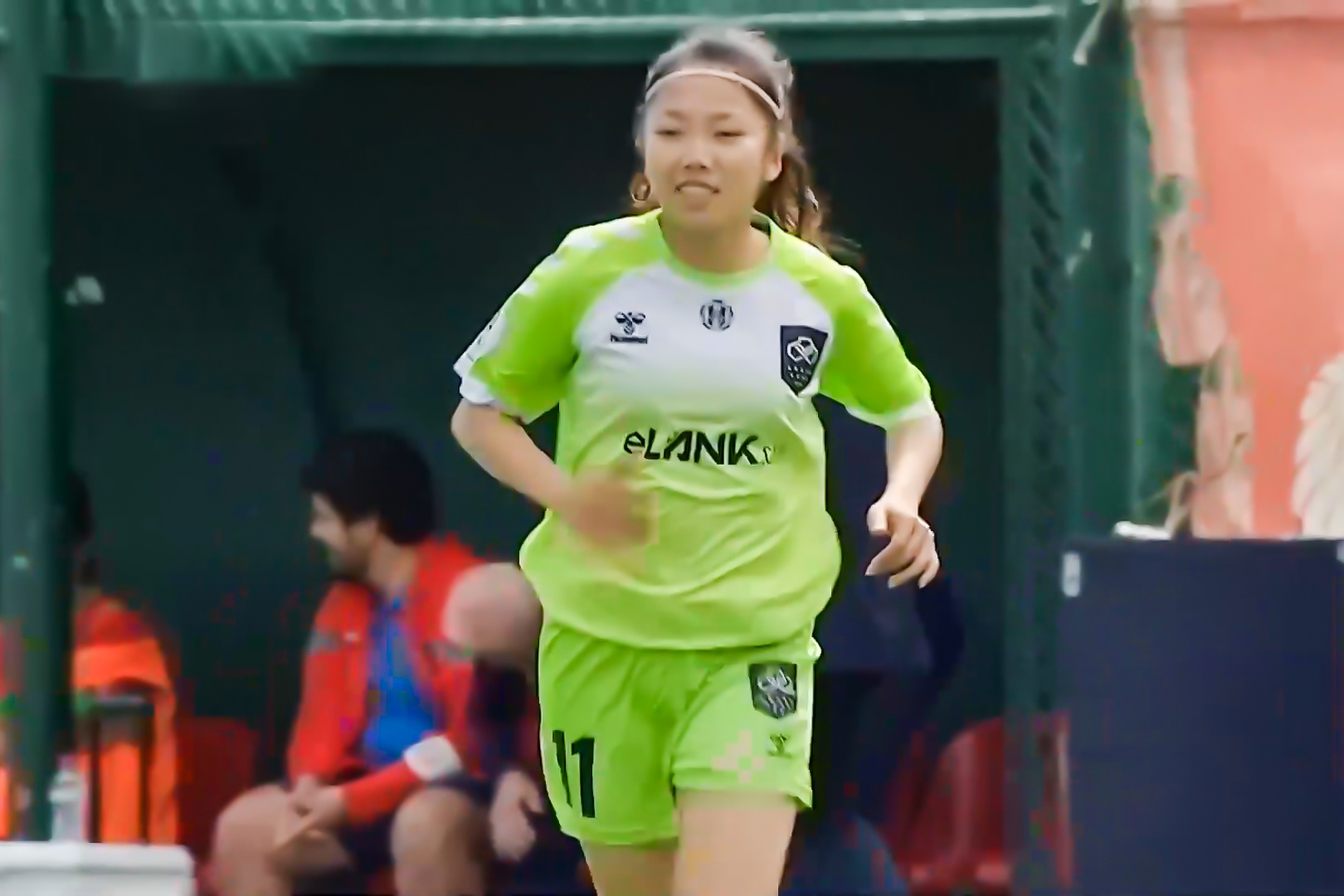 Huynh Nhu ra san trong tran hoa cua CLB nu Lank hinh anh