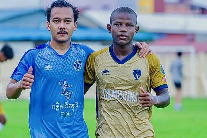 U22 Campuchia dua cau thu goc Ghana du SEA Games 32 hinh anh