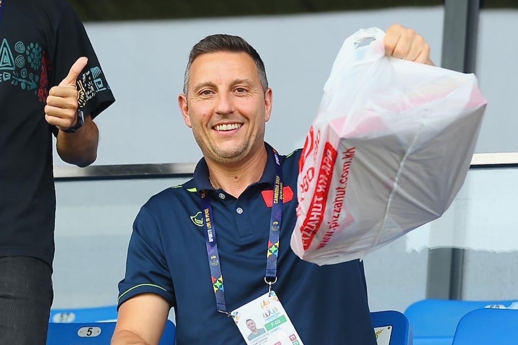 Tro ly U22 Viet Nam mang pizza di theo doi Thai Lan hinh anh