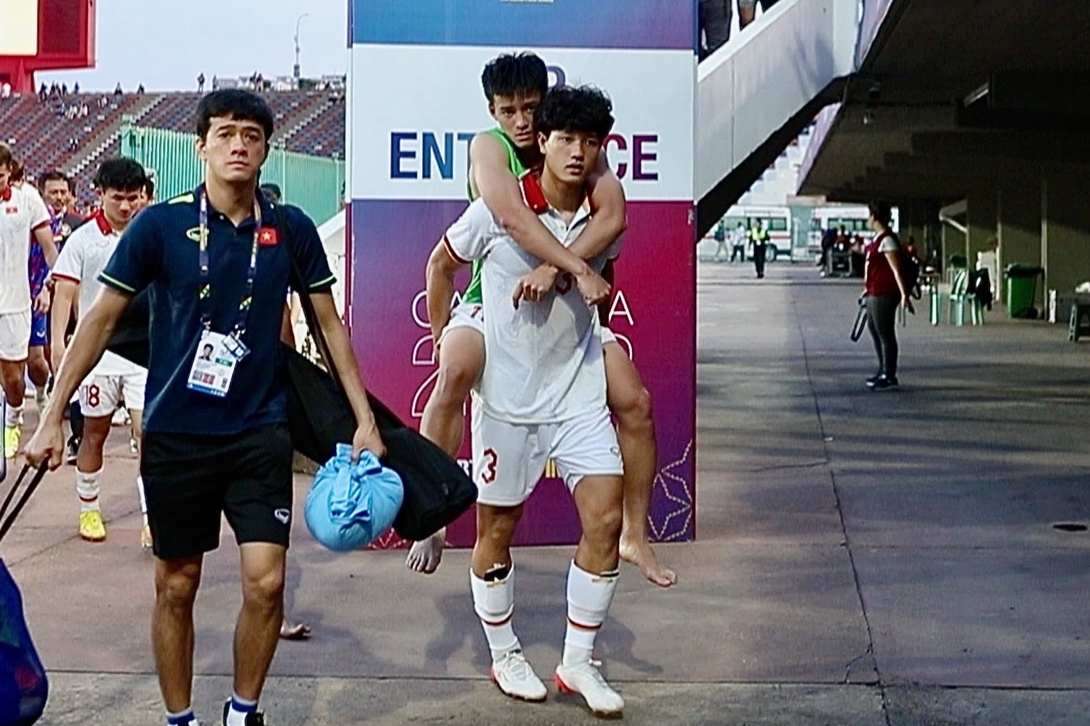 Dong doi cong Thanh Nhan ra ve sau tran thua U22 Indonesia hinh anh