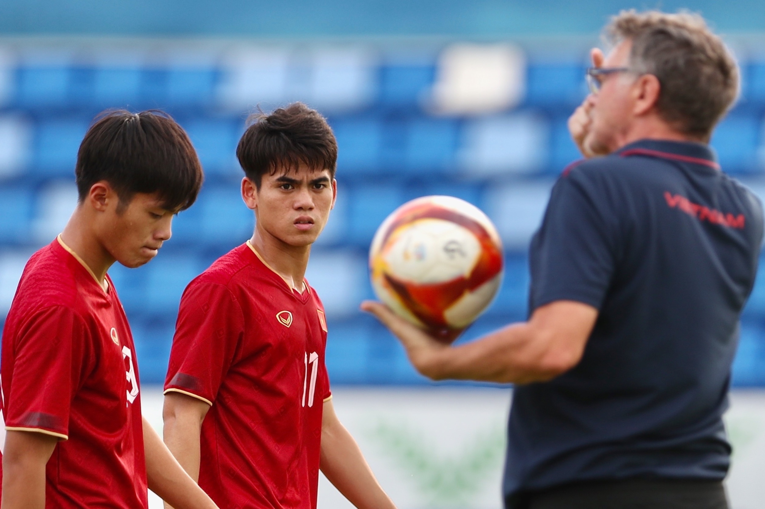 Van Khang: HLV Troussier muon thang Thai Lan hinh anh