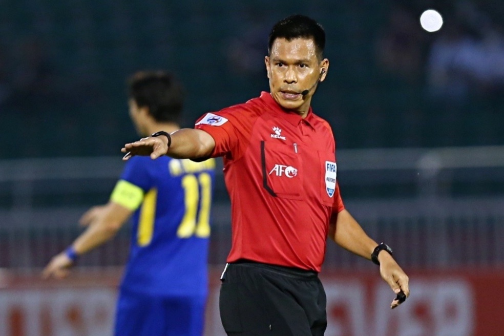 Trong tai Thai Lan xuat hien o vong 10 V.League hinh anh