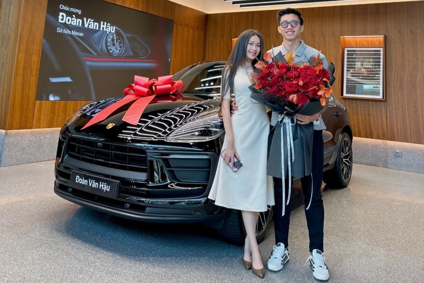 Van Hau cung ban gai tau xe sang gia 5 ty dong hinh anh