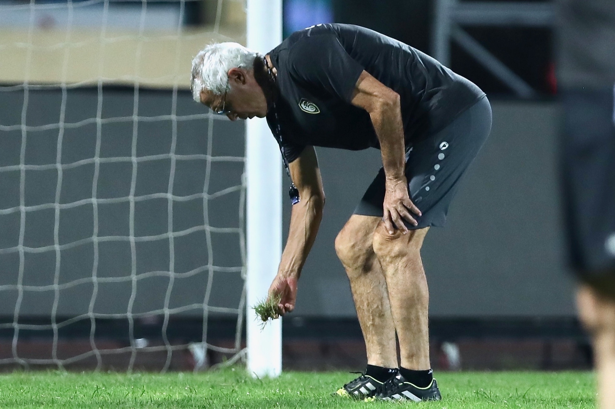 HLV Hector Cuper kiem tra mat co san Thien Truong hinh anh