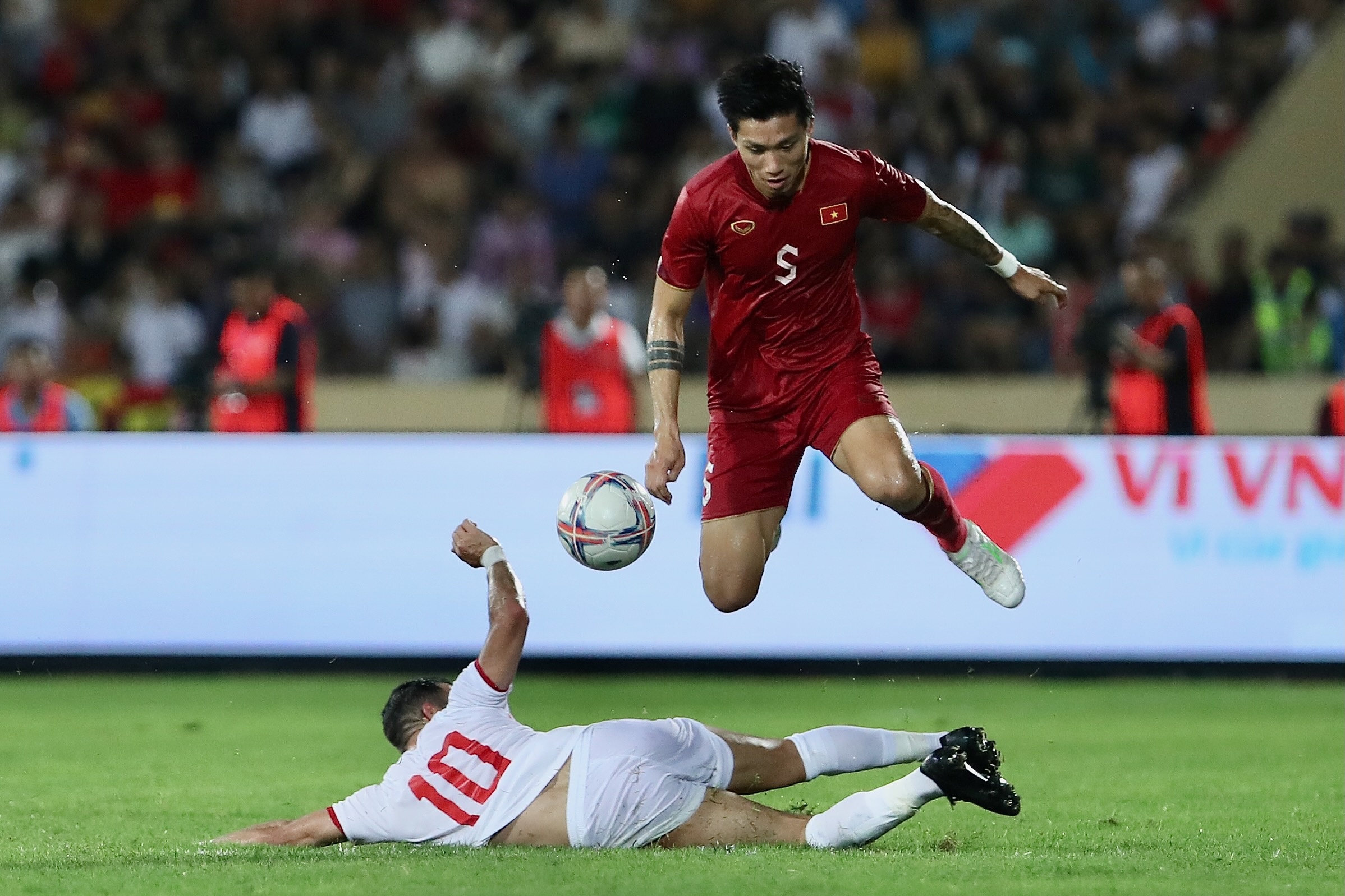 Van Hau ne hai cu xoac lien tiep cua cau thu Syria hinh anh