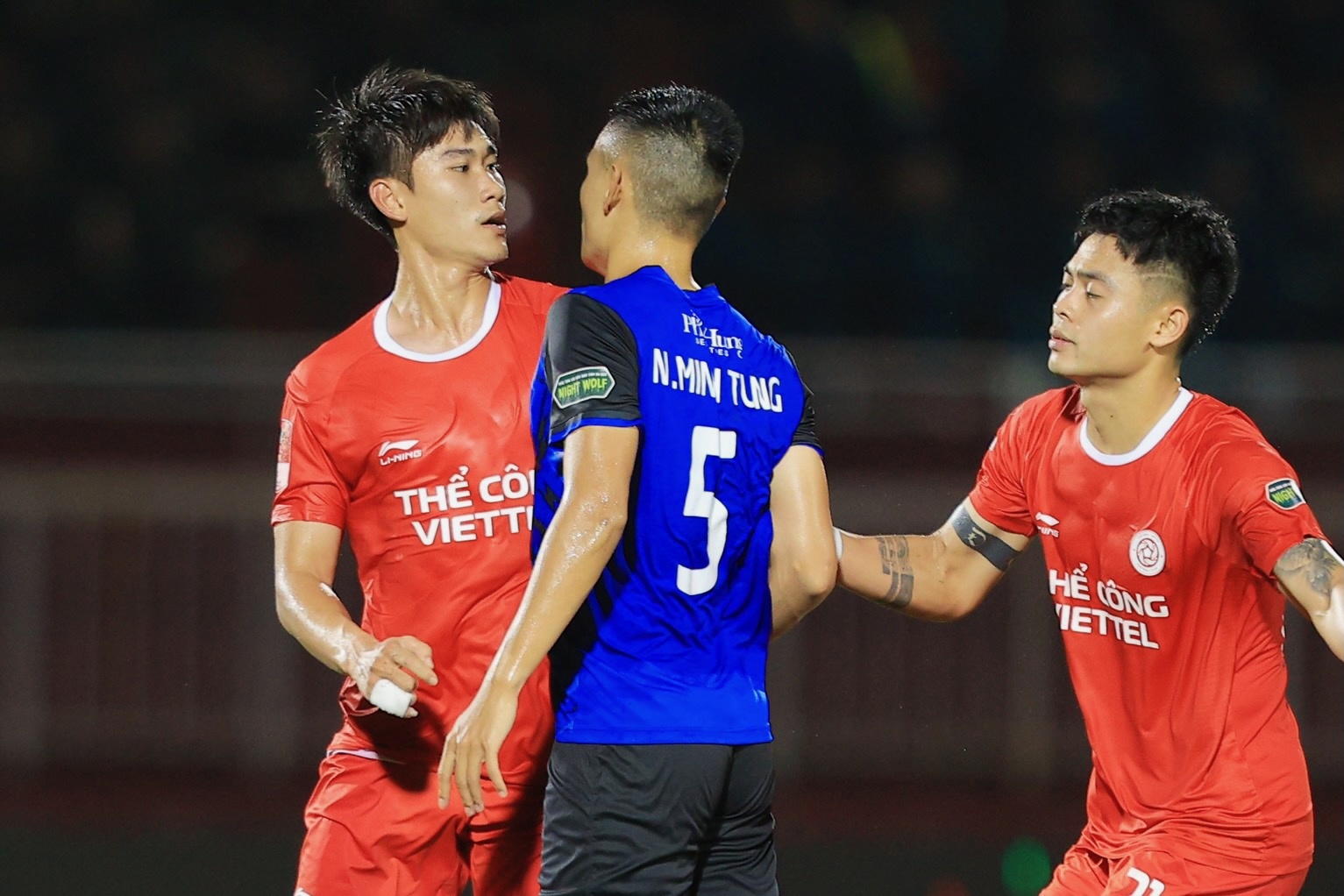 Nham Manh Dung suyt danh nhau voi cau thu TP.HCM hinh anh