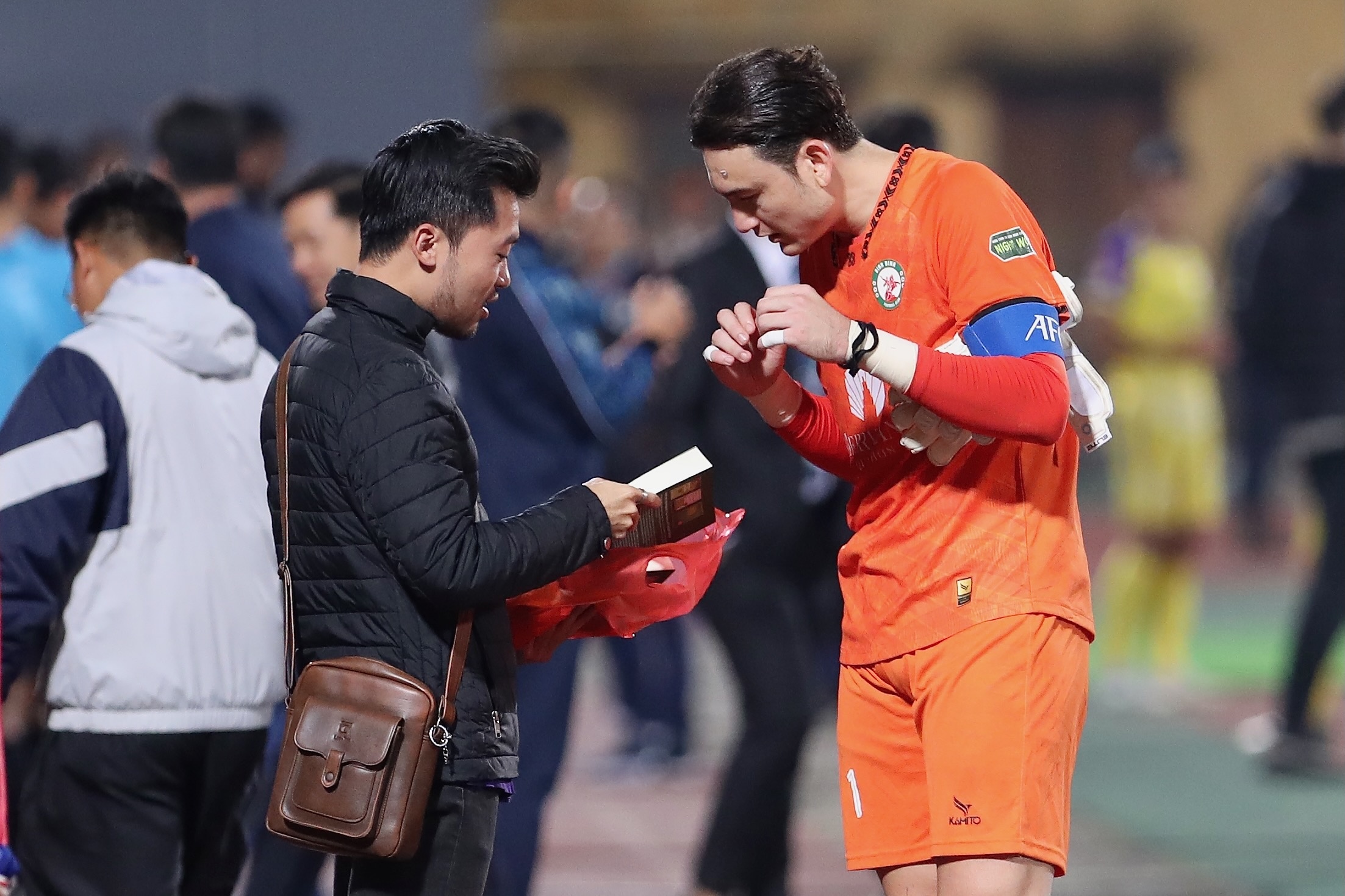 Van Lam ky tang sach cho tro ly HLV Troussier hinh anh