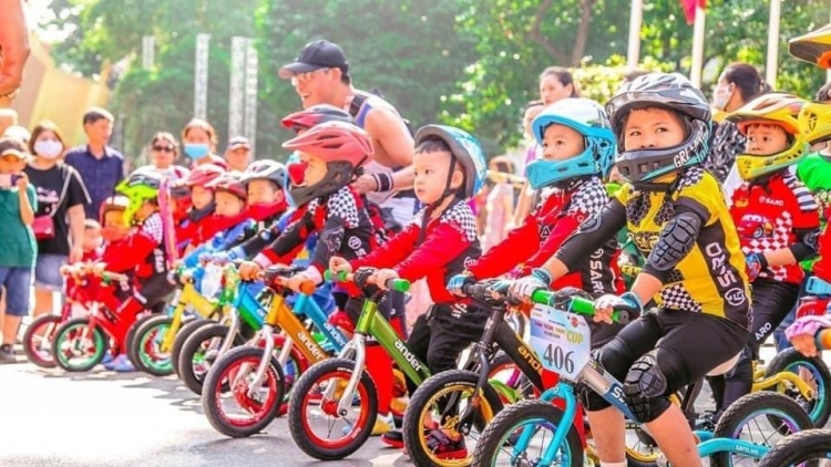 700 thi sinh nhi tranh tai tai cuoc dua xe thang bang hinh anh