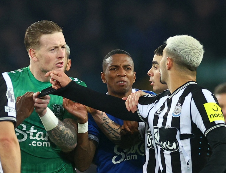 Cau thu Newcastle gian du doi 'xu' Jordan Pickford hinh anh