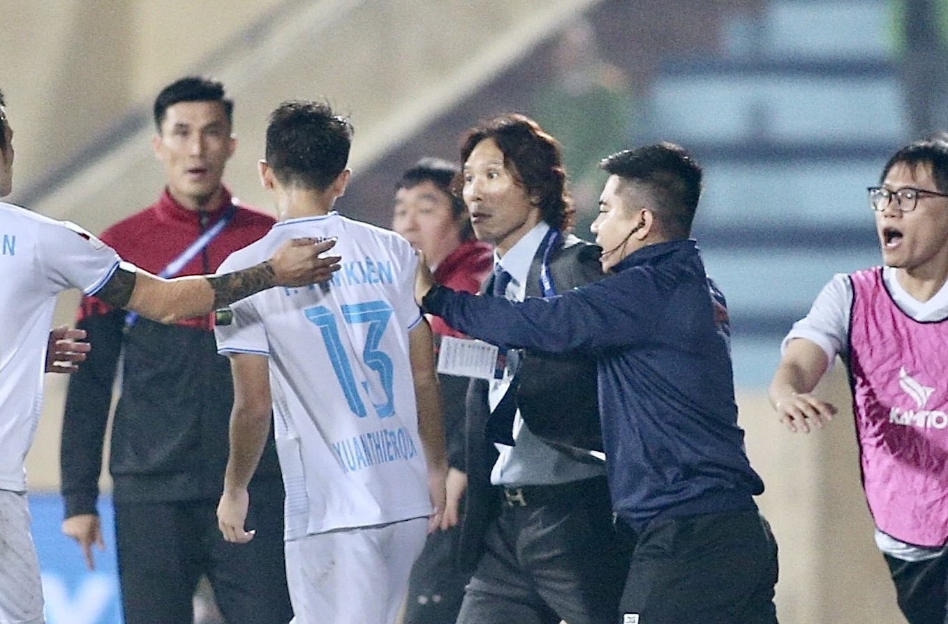 HLV Gong noi nong voi cau thu Nam Dinh hinh anh