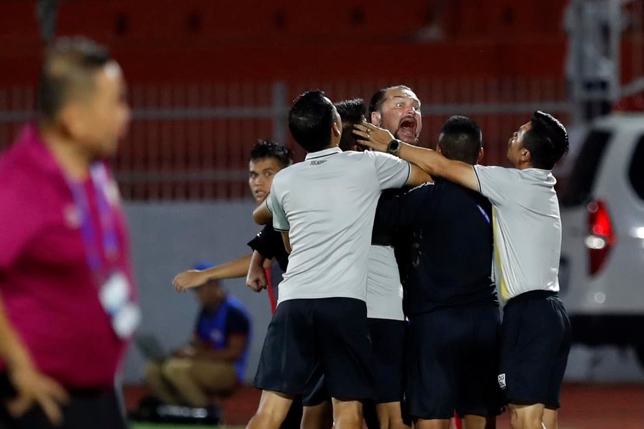 CLB Thanh Hoa bi khan gia Binh Dinh nem chai lo, vay khach san hinh anh