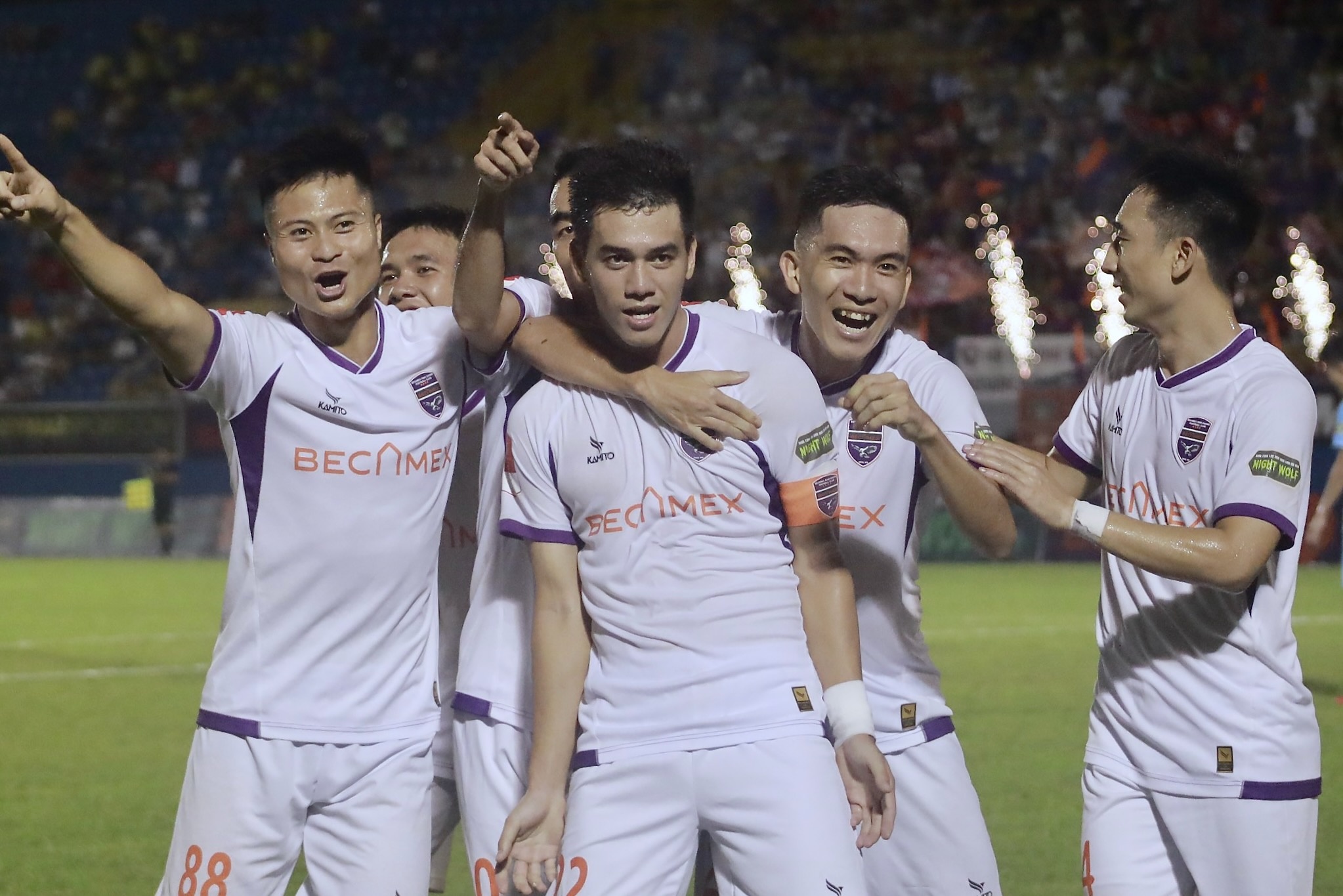 Tien Linh ghi ban giup Binh Duong thang Nam Dinh hinh anh