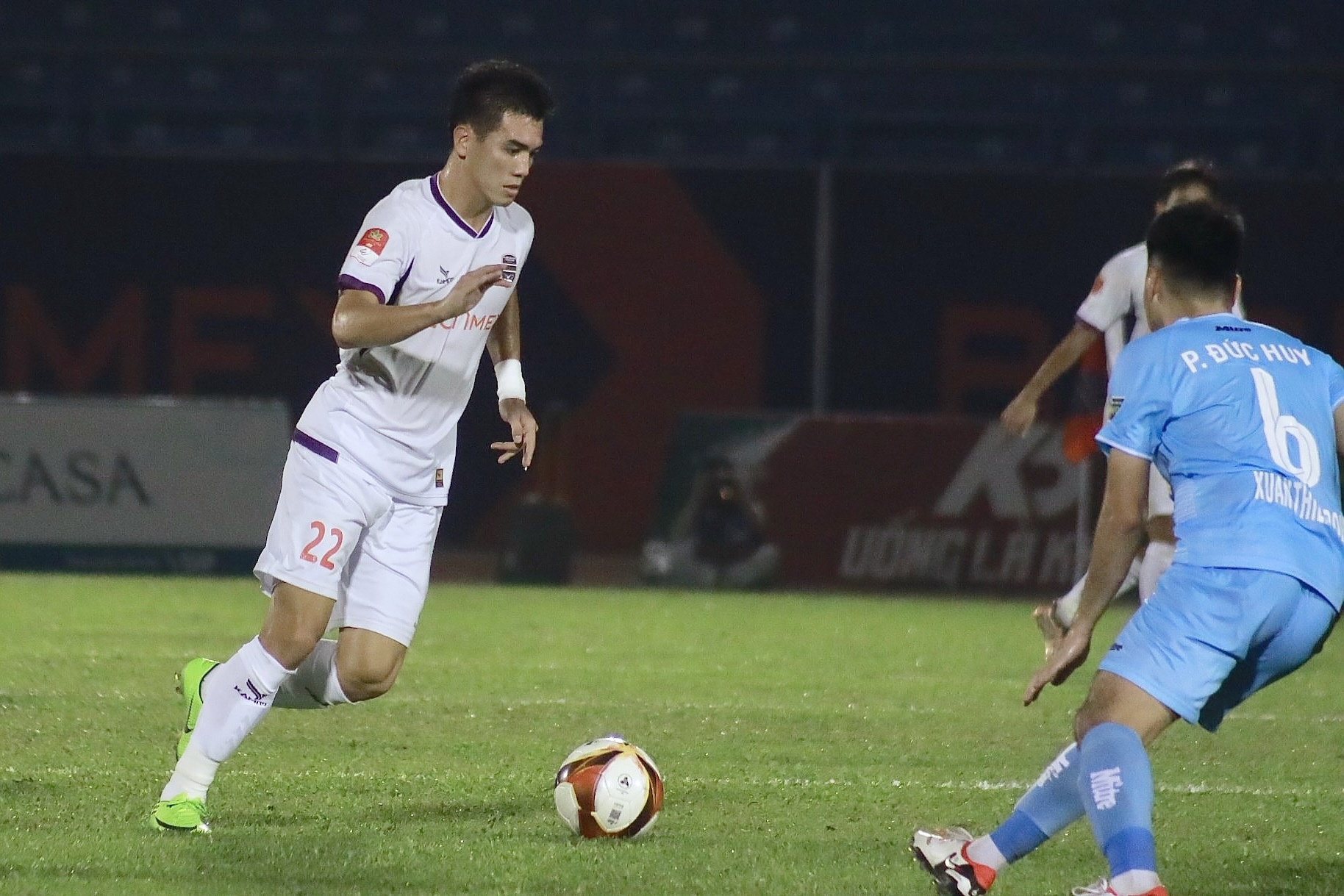 Tien Linh danh dau nguoc kien tao cho dong doi hinh anh