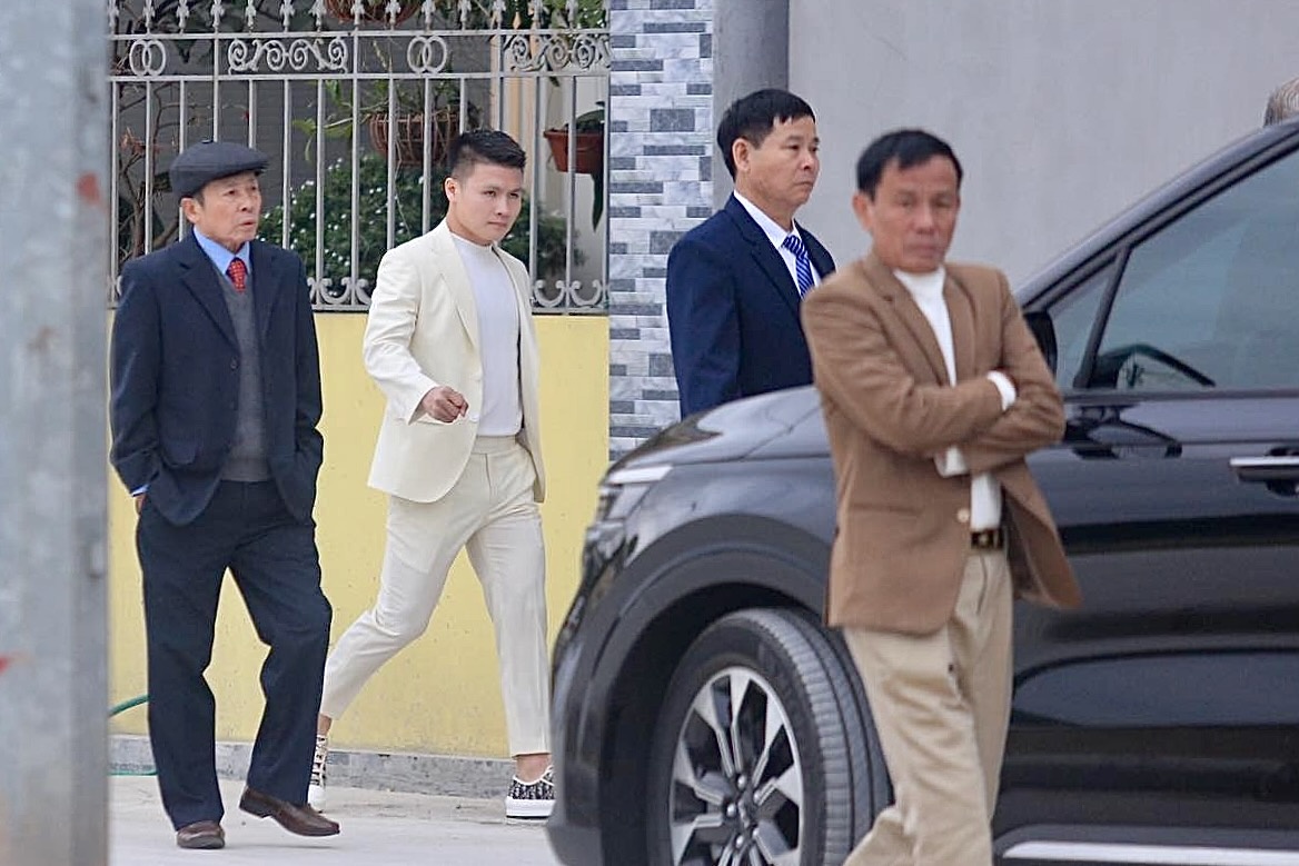 Quang Hai lam le dam ngo voi ban gai hinh anh