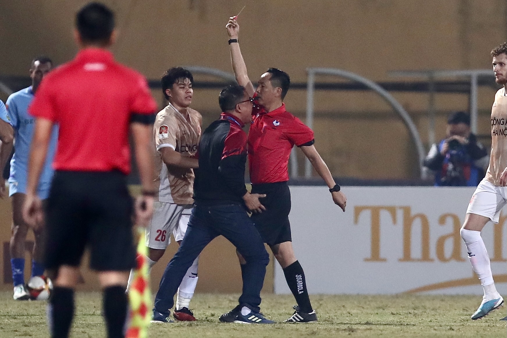 Ong Tran Tien Dai bi phat nang sau khi sung co trong tai hinh anh