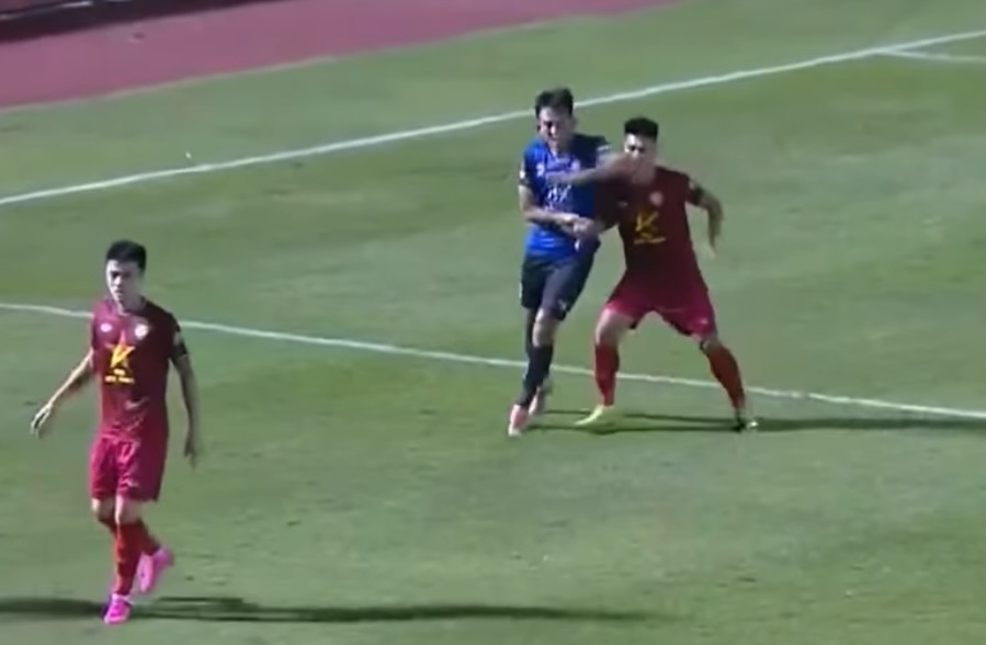 Thuc cui cho thang mat doi phuong, cau thu TP.HCM chi bi the vang hinh anh